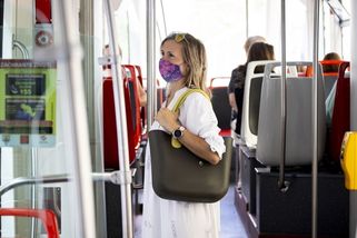 V létě bude stačit v obchodech či MHD rouška - Novinky